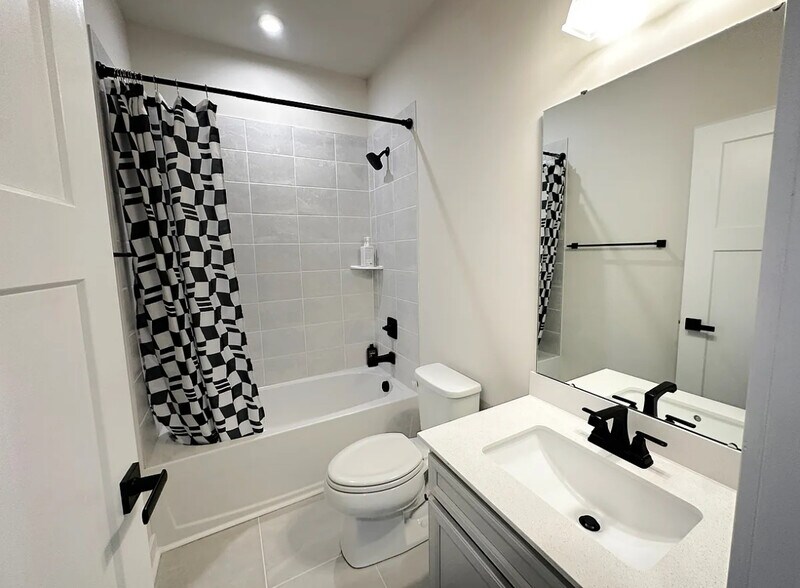 Building Photo - 5020 Springarn Ct