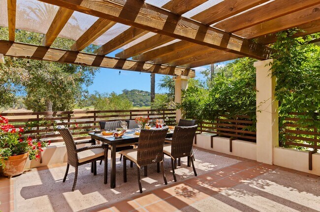 Building Photo - 525 Las Palmas Dr