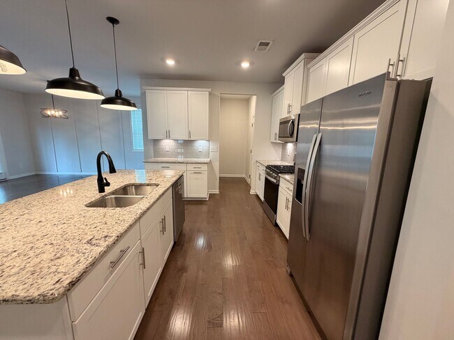 Building Photo - 1/2 Off First Month's Rent! Gorgeous 4 BR 2.5 Bath in Westlawn! Minutes from Veterans Parkway, Sh...