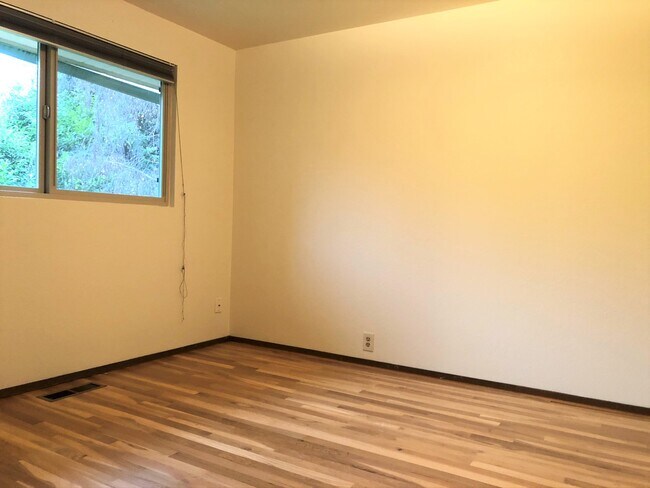 upper level second guest bed - 917 146th Ave SE