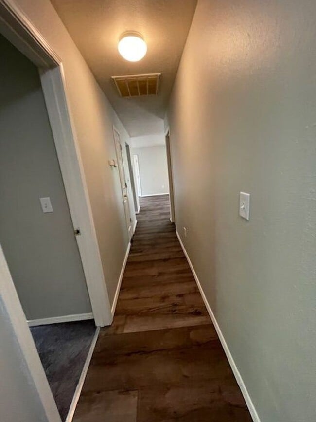 Building Photo - 3 Bedroom Home in Merriam Woods!