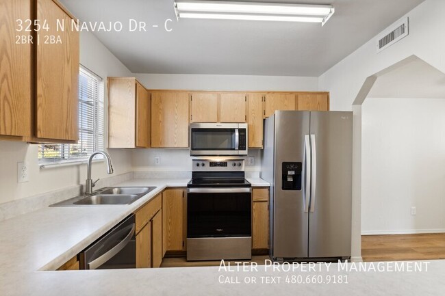 Building Photo - Charming 2-Bedroom Townhouse with Garage i...