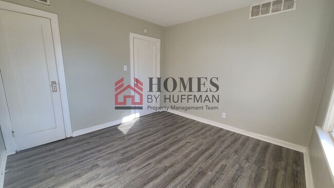 Building Photo - Two Bedroom House - Garage - Move In Ready
