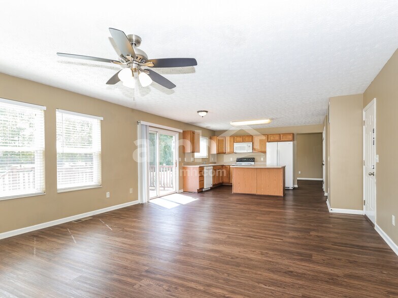 Building Photo - 5192 Summerset Dr