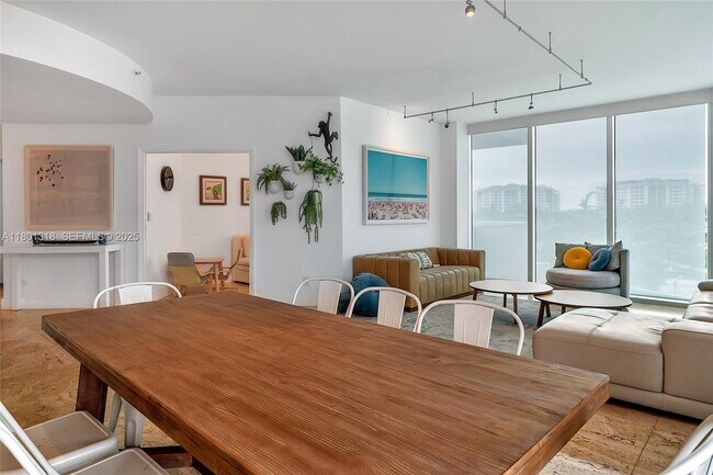 Building Photo - 300 South Pointe Dr