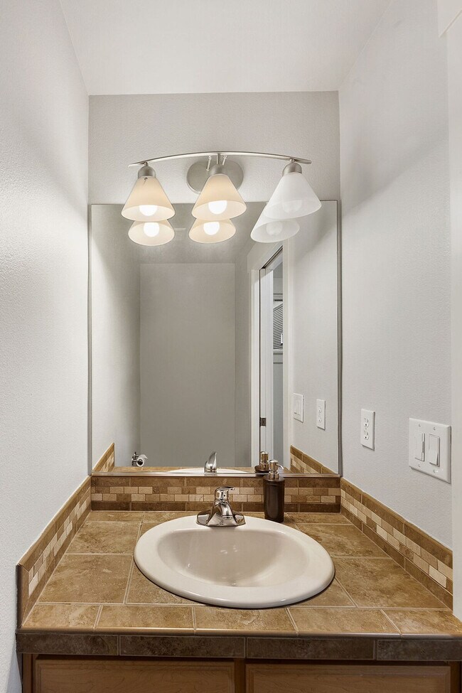 Building Photo - 1220 Aurora Ave N