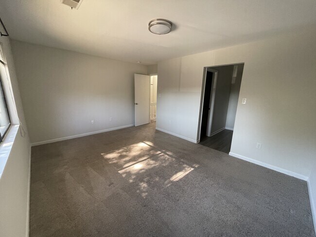 Building Photo - 145 Harvest Dr