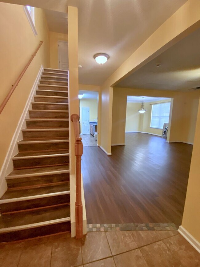 Building Photo - Charming Hampton Home