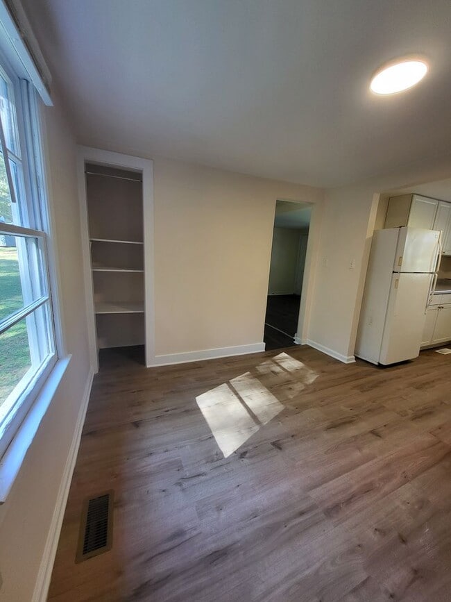 Building Photo - Charming Cottage on the Eastside Available Now