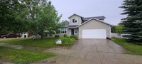 Building Photo - Beautiful 3 Bed 2.5 bath house in a charmi...
