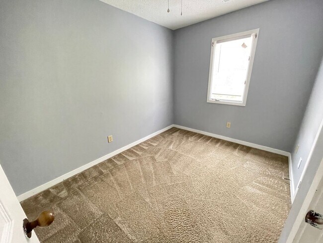 Building Photo - Updated, spacious 4br 2ba condo within wal...