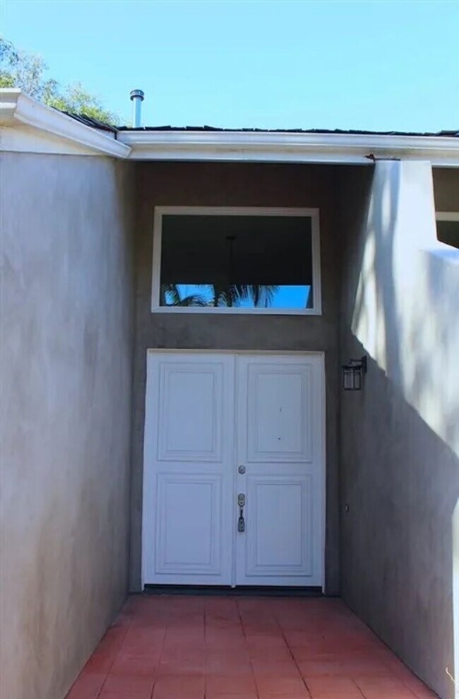 Building Photo - West Del Mar Coastal Townhome | Ocean Views | Walk to the Beach