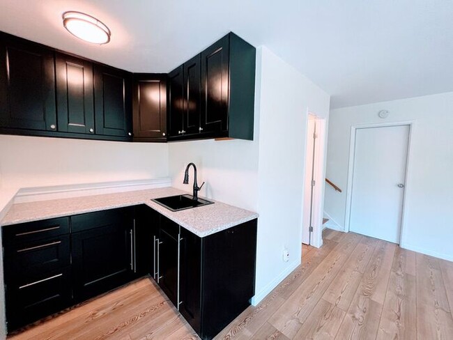 Building Photo - 3 Bed / 2 .5 Bath Home with Private Yard i...