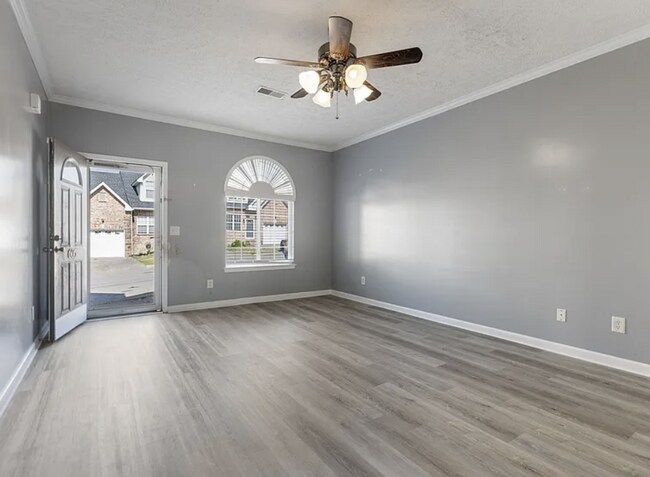 Building Photo - Renovated End-Unit Townhome with Spacious Primary Suite