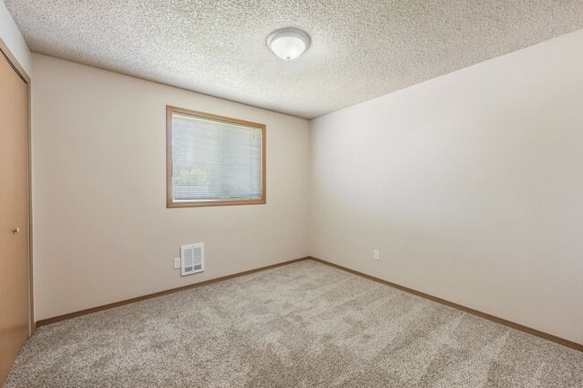 Building Photo - 2 bed 1 bath apartment (4plex building)