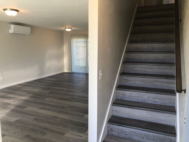 Building Photo - New 2 bed 1 1/2 bath duplex in Springfield!