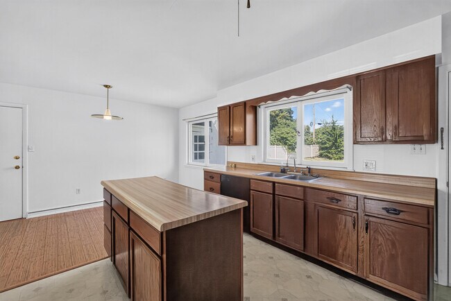 Building Photo - 2205 Country Club Dr