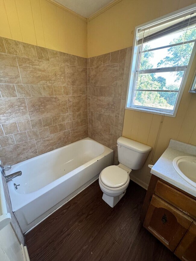 Building Photo - Clinton- 400