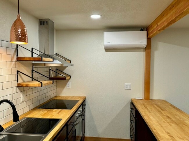 Building Photo - RENT SPECIAL - 1/2 Off First Month's rent! Charming 1BR in Convenient Eugene Location!