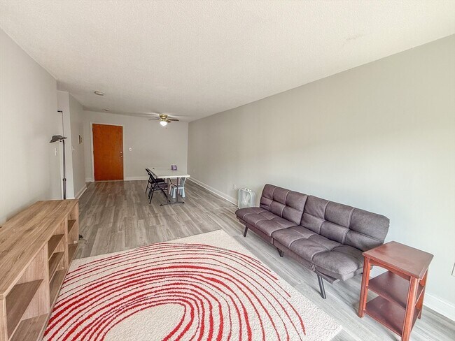 Building Photo - 28 Kenmar Dr
