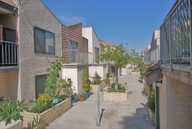 Building Photo - 746 N Eucalyptus Ave