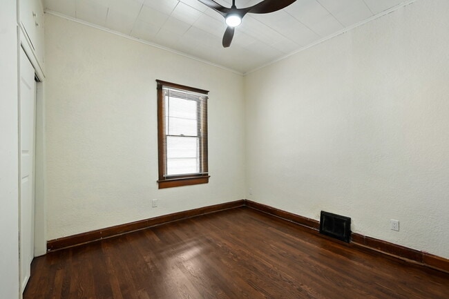 Building Photo - 422 N Thompson St