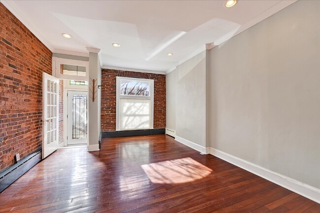 Building Photo - Beautiful Rowhome in Canton with 2 Beds, 2...