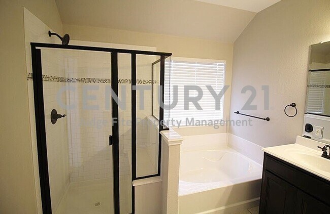 Building Photo - Wonderful 4/2/2 In Waxahachie For Rent!