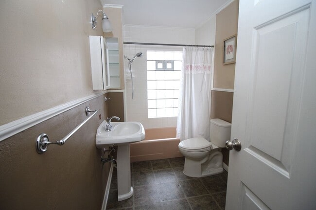 Building Photo - Adorable 3bdrm Downtown Bungalow