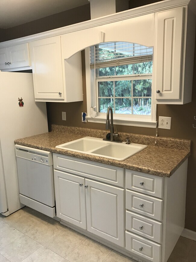 Building Photo - 2 Bed, 1 Bath Condo