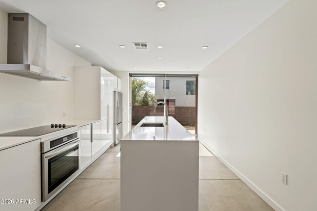 Building Photo - 1337 E Polk St