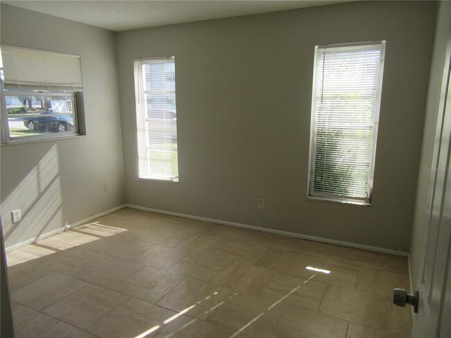 Building Photo - 463 76th Ave N