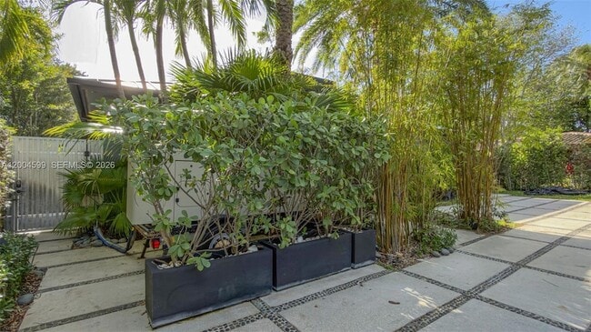 Building Photo - 2440 N Shore Terrace