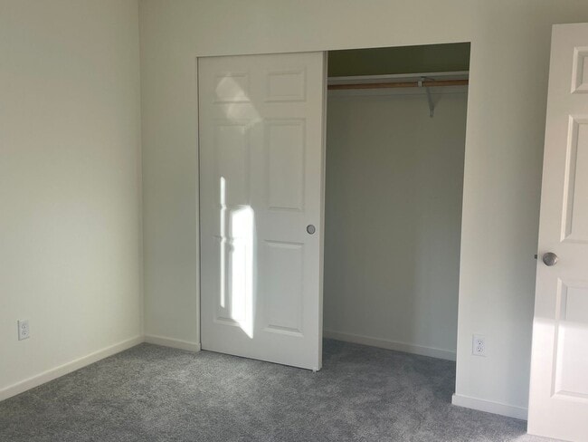 Building Photo - Single Level Freeland Home and Pet Friendly!