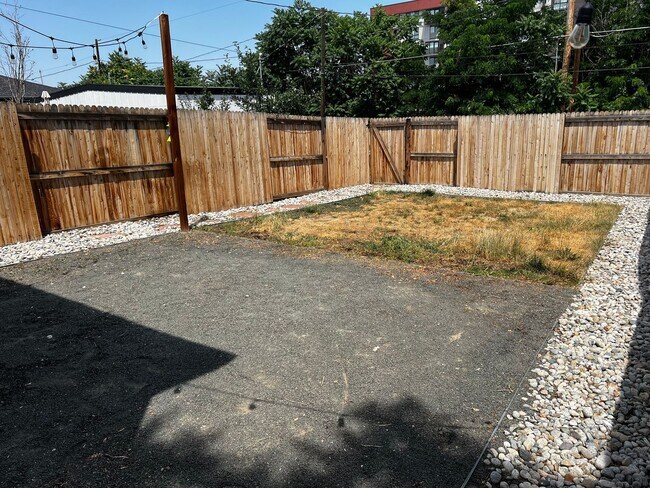 Building Photo - Charming 2-bed, 1-bath home in Sunnyside neighborhood, with private fenced backyard.