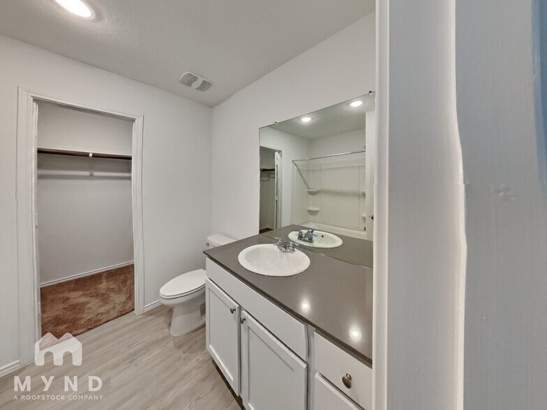 Building Photo - 9007 Lunar Cove