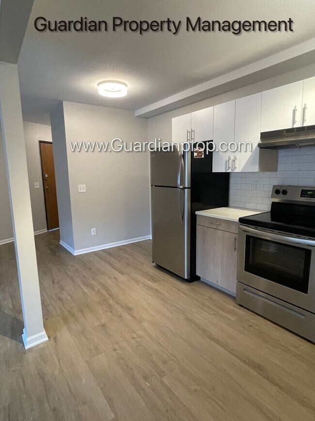 Building Photo - Champlin Main Floor Renovated Apartment, D...