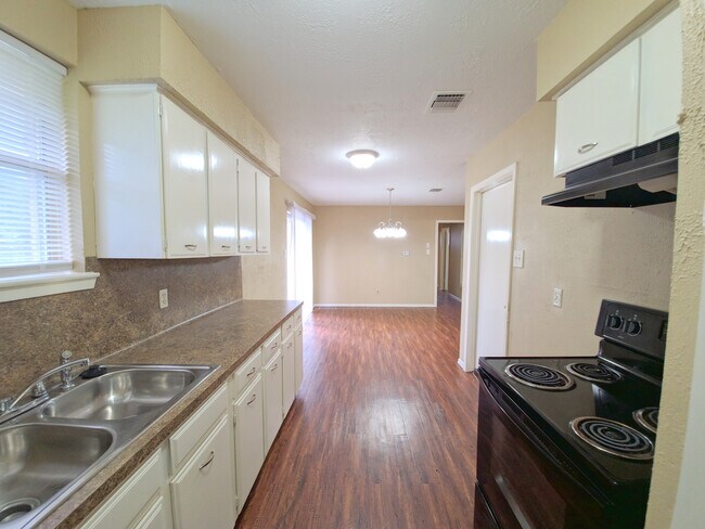 Building Photo - 14826 Weil Pl