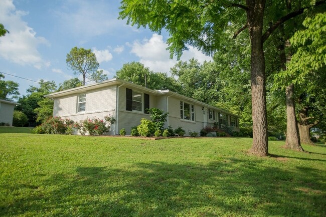 Building Photo - Beautiful East Nashville Renovated 3 Bed 1 Bath Home!