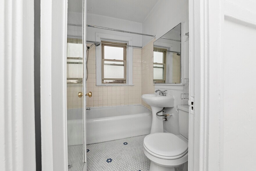 Building Photo - 2843 W Berteau Ave