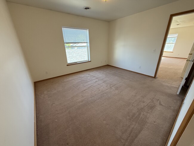 Building Photo - 204 Show Pl