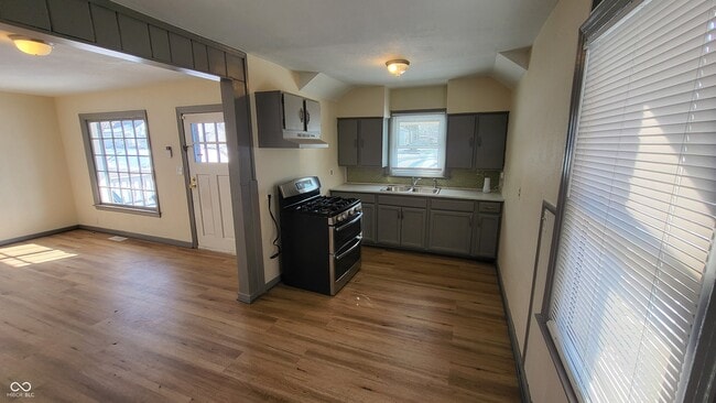 Building Photo - 1604 W 11th St