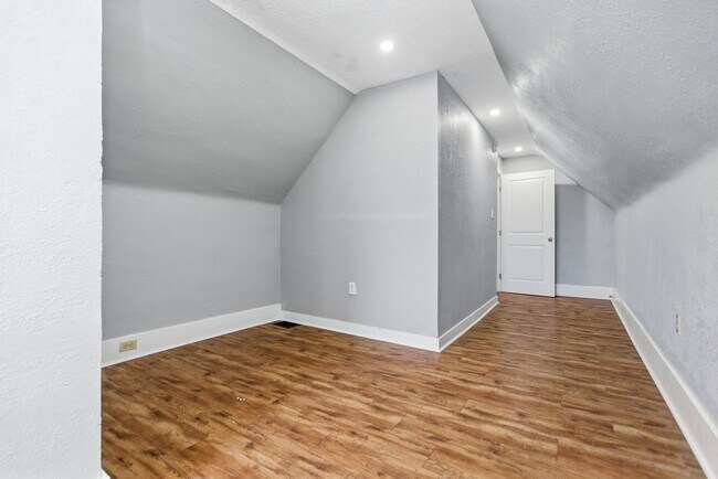 Building Photo - Kam316