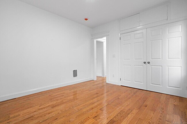 Building Photo - 565 Carroll Ave