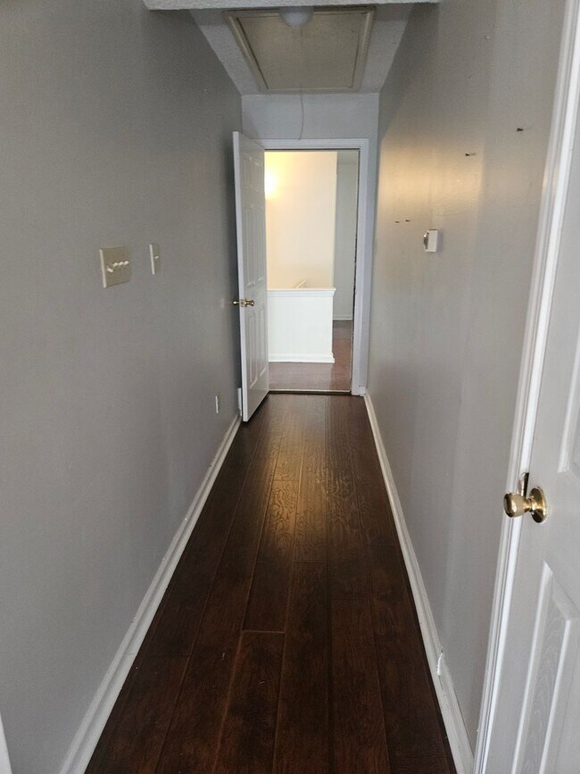 Building Photo - Available Now! MOVE IN SPECIAL HALF OFF FI...