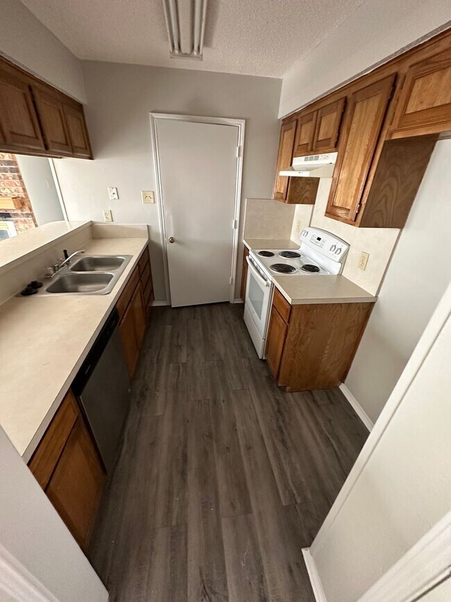 Building Photo - $500.00 OFF 1st full rent if you are ready to move NOW! Full brick 2 bed 2 bath Covered Carport a...