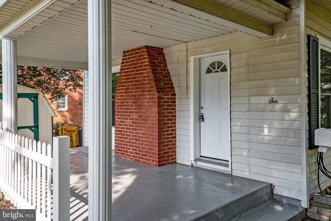 Building Photo - 6 Oak Ln SW