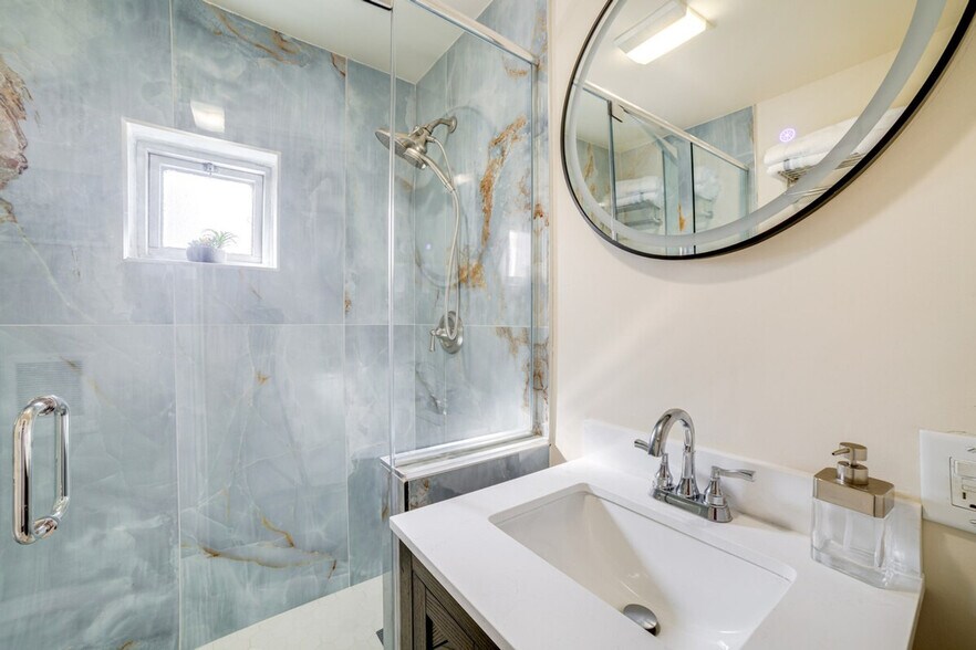 Building Photo - 9828 S Yates Blvd