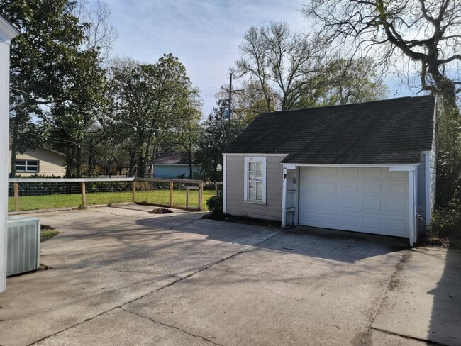 Building Photo - 2515 Gladys St