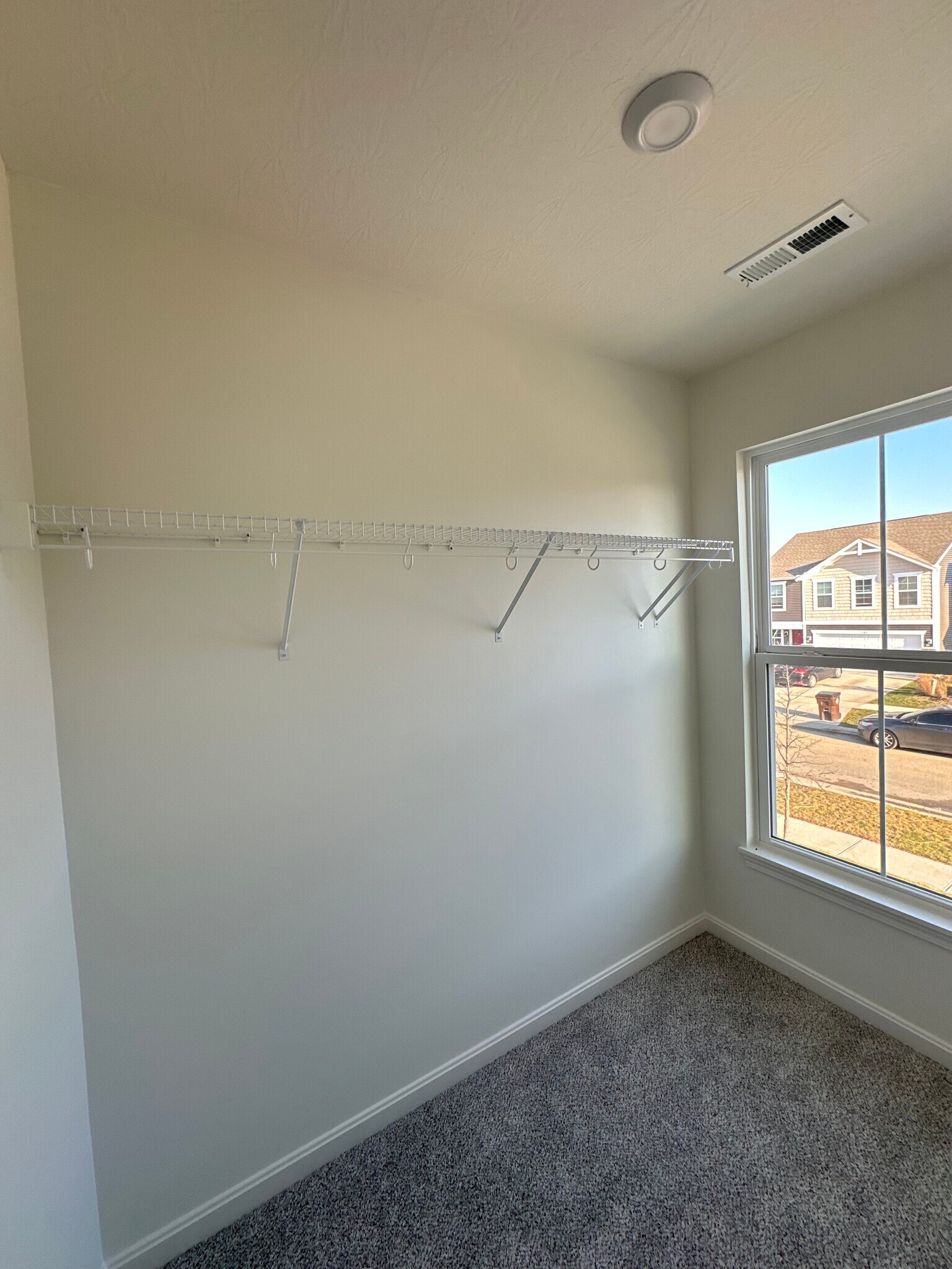 Bedroom 3 closet - 3368 Sunbeam Pl